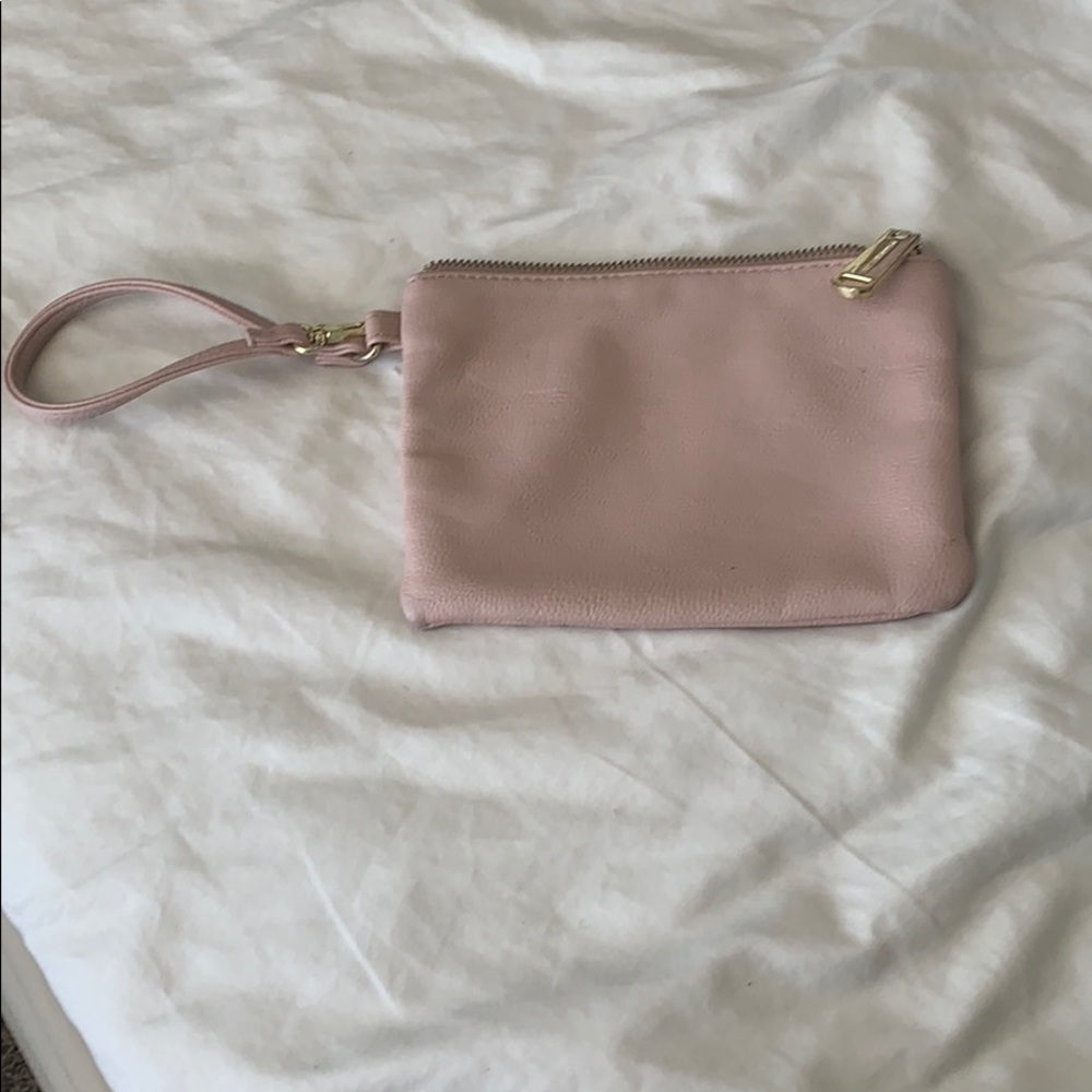 🔹Little pink Steve Madden wristlet.🔹